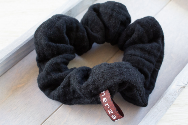 Haargummi Scrunchie - schwarz - aus hochwertigen Musselin - handmade in Deutschland (Versandkostenfrei)