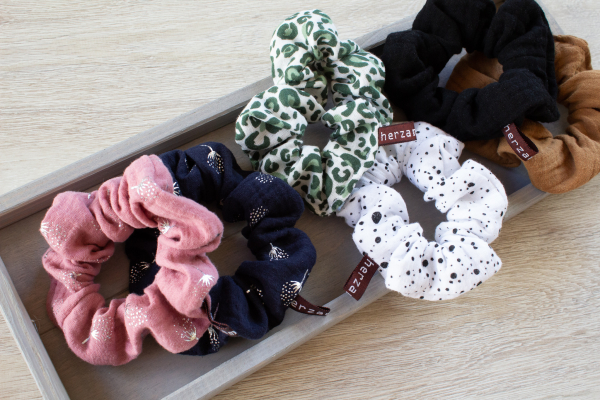 Haargummi Scrunchie - dunkelblau/Pusteblumen silber - aus hochwertigen Musselin - handmade in Deutschland (Versandkostenfrei)