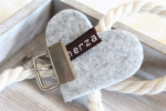 Schlüsselanhänger *Herz* - grau - aus hochwertigen Wollfilz - handgenäht in Deutschland (Versandkostenfreie Lieferung)